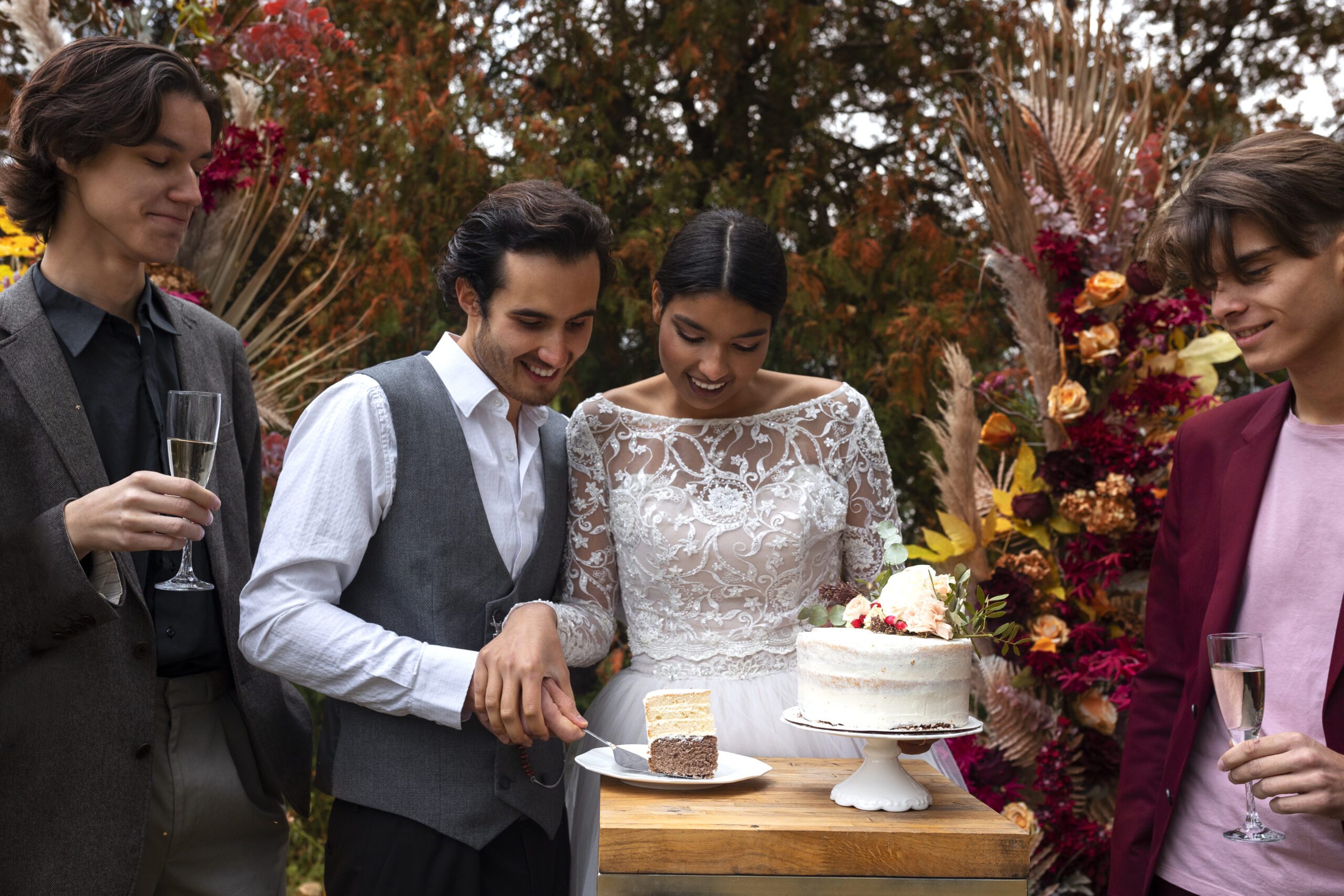 front-view-smiley-couple-with-cake